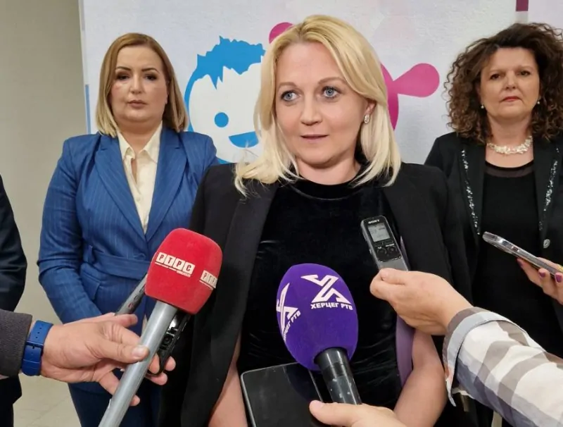 TREBINJE: Ministarka Čabrić odbila da odgovori šta je bilo sa Zakonom o zaštiti od nasilja u porodici