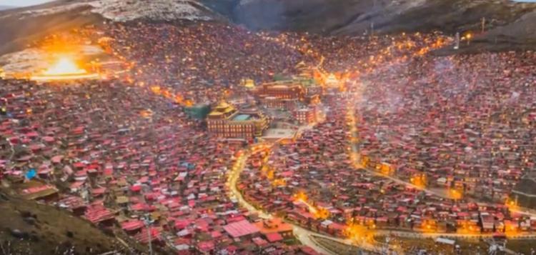 larung gar tibet 1024x488