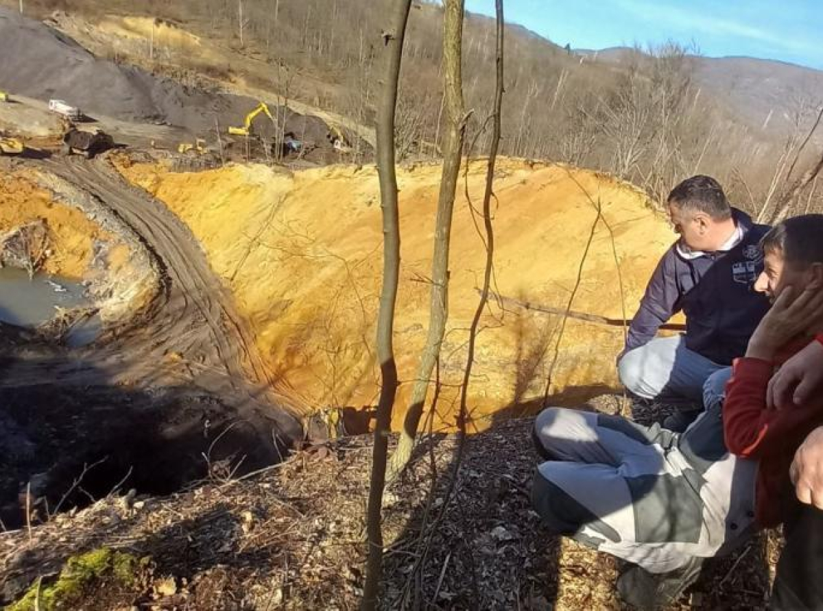 Mještani Bistrice sjede na rubu litice i tijelima pokušavaju da zaštite svoju zemlju