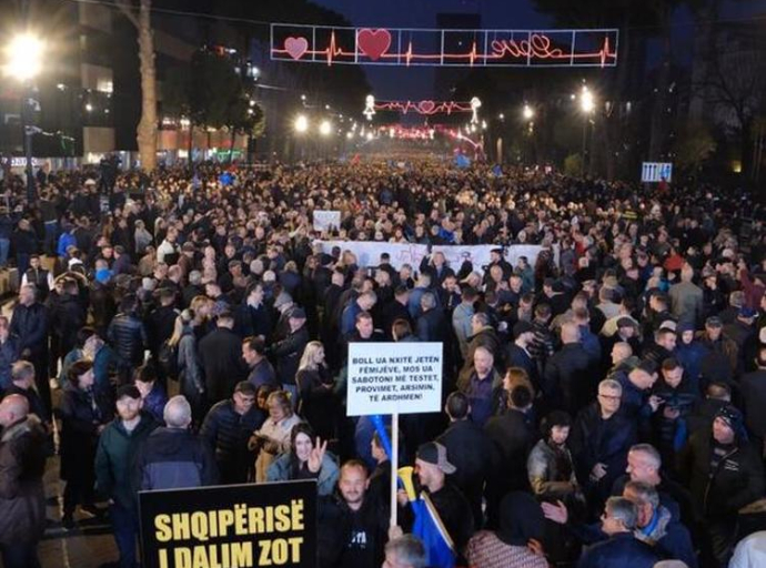 Hiljade ljudi na protestima u Tirani, traže se ostavke političara