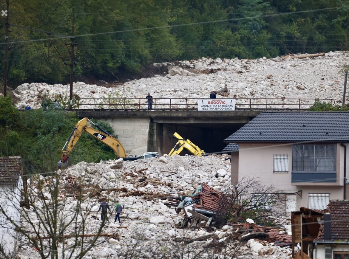 Donja Jablanica dan nakon katastrofe: Bageri uklanjaju kamenje kako bi spasioci tragali za nestalima