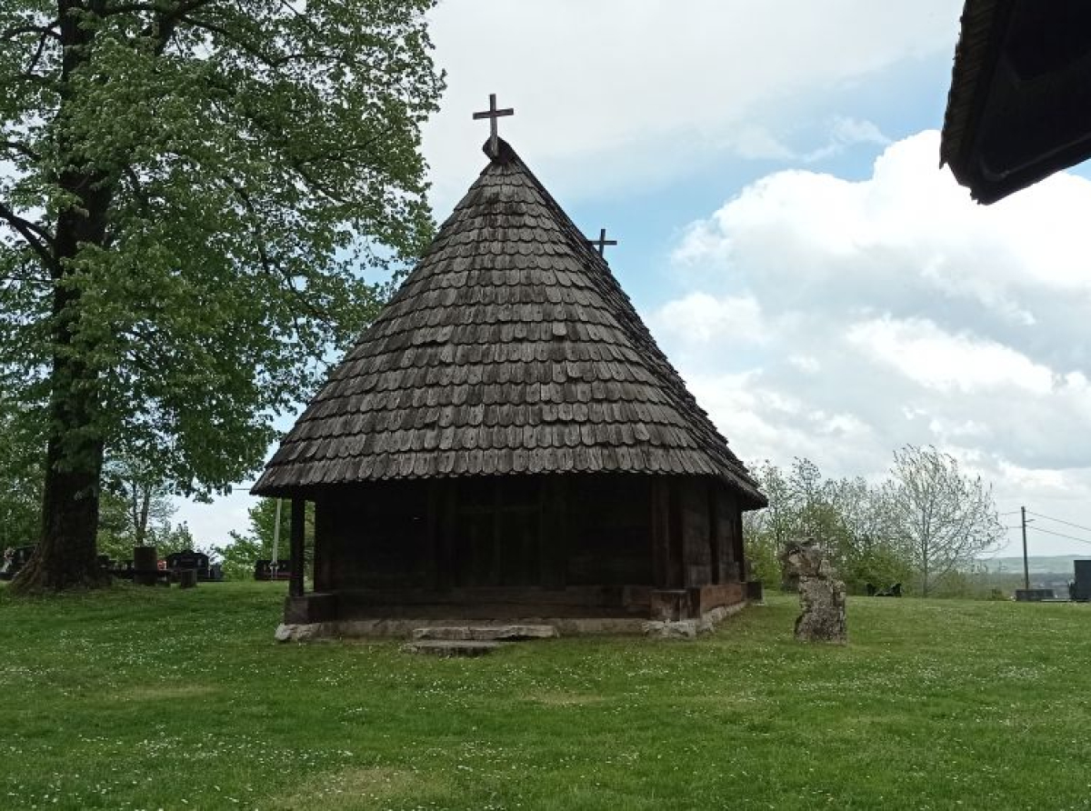 Krajiške crkve brvnare i stari hrast