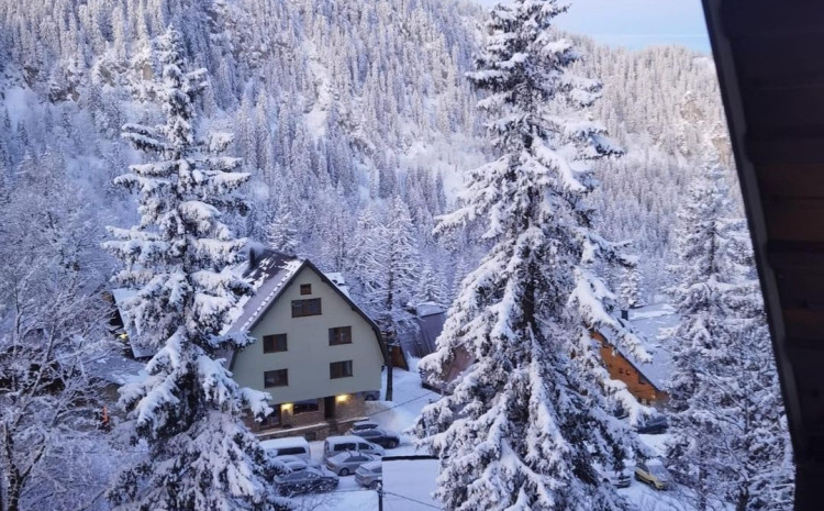 planina snijeg vikendica foto instagram