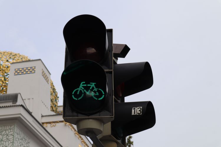 semafor foto vladyslava pertsatii unsplash