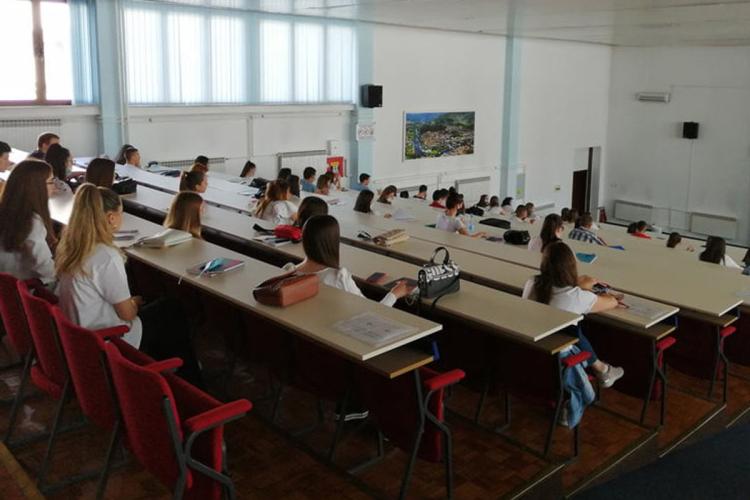 studenti klupe nezavisne