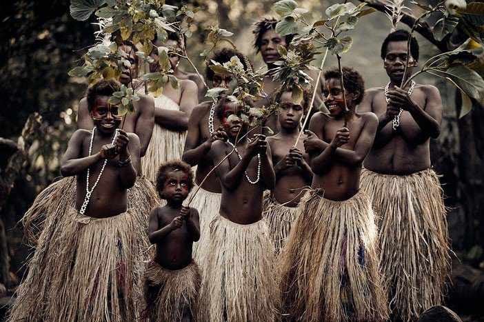 3 Yakel villagers on Tanna Island Jimmy Nelson BEFORE THEY PASS AWAY 702x467