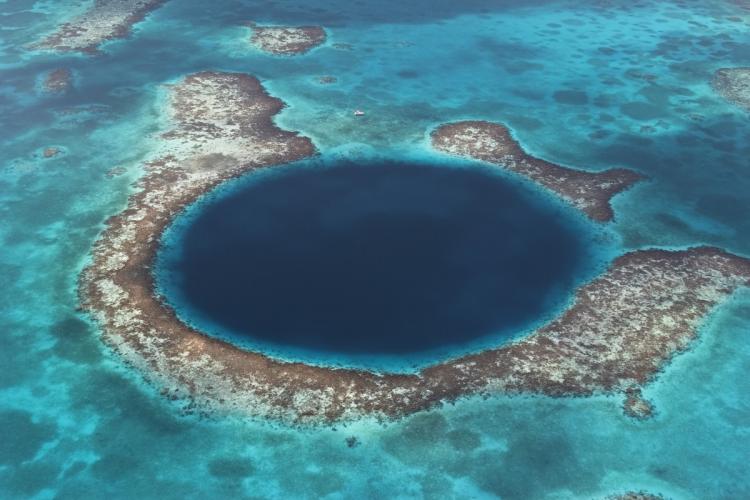prirodni spomenik blue hole u atolu lighthouse dio je rezervata koraljnog grebena na bel