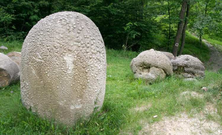 0034 Toprural Trovanti Costesti 20110304001