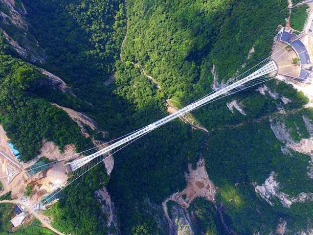 Zhangjiajie glass bridge 2.jpg.pagespeed.ce.m4TUTTKai7