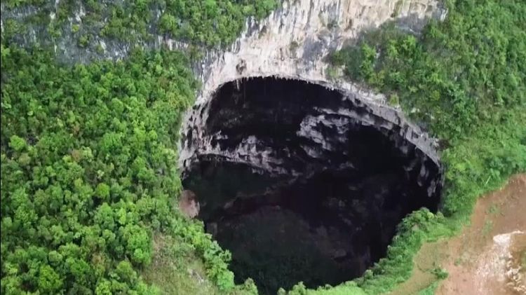 1574353127131 v2 STAGGERING SINKHOLES IN CHINA